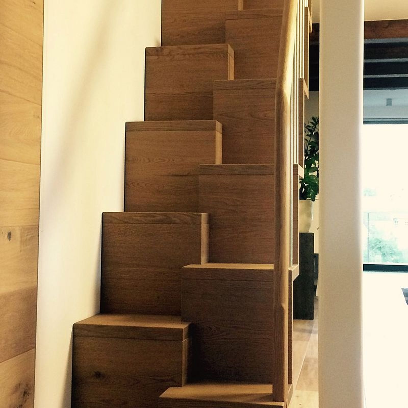 Stiege Nussbaum mit Stauraum-Unterbau